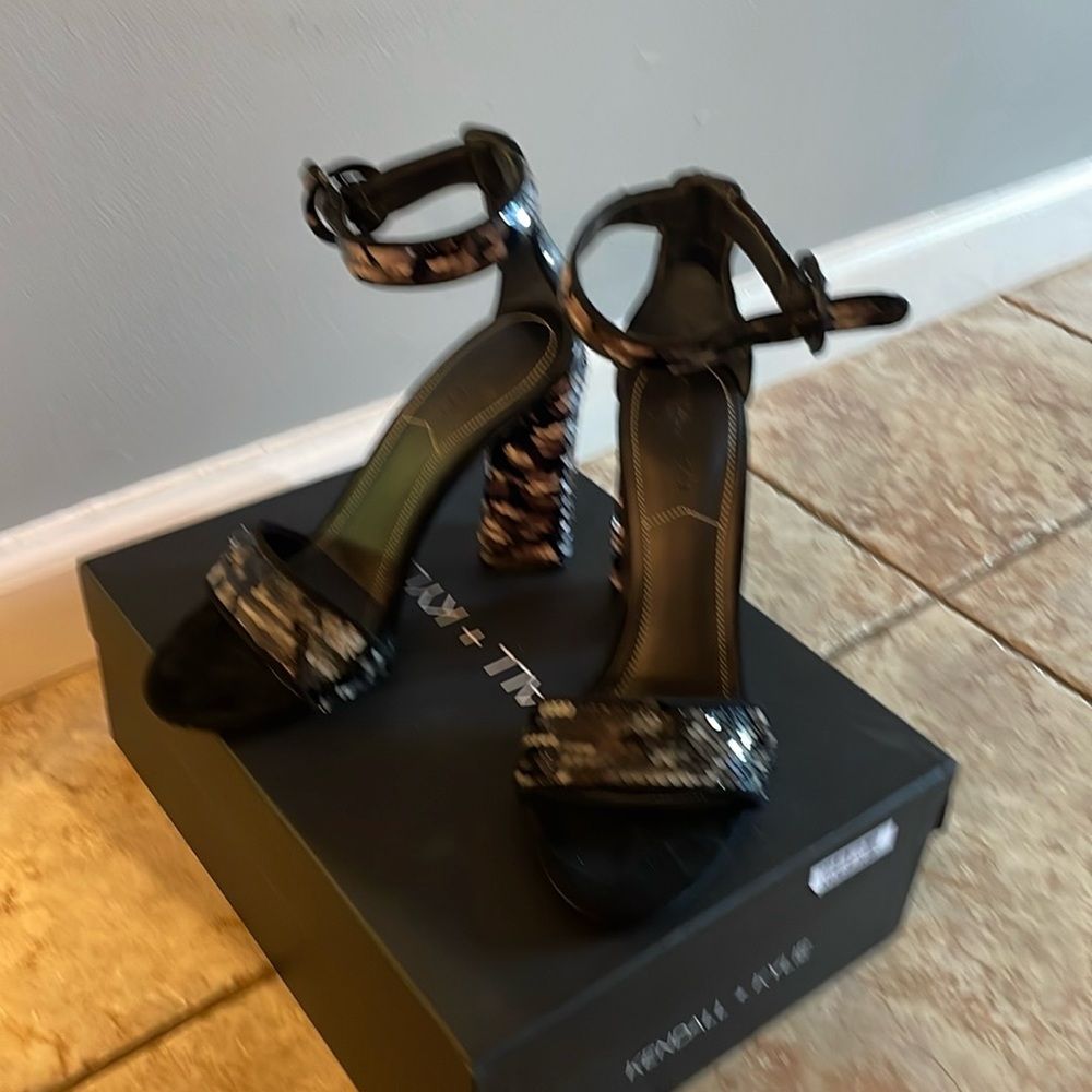 Gorgeous sequins sandals